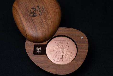 OL-medalje i æske af FSC-træ