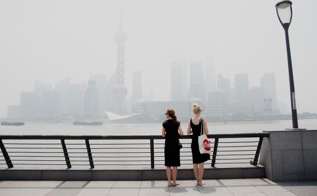 Rejsens første dag: Anne og Sanne med udsigt til Shanghais moderne kvarter
