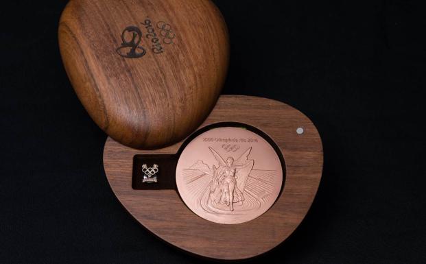 OL-medalje i æske af FSC-træ